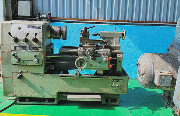 TAKISAWA MANUAL LATHE