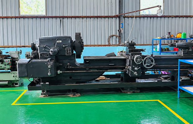 TUDA 650 MANUAL LATHE